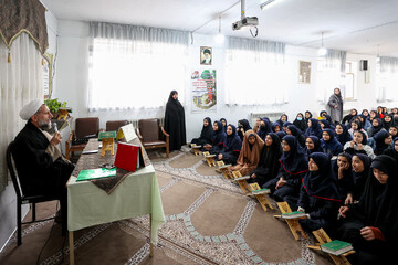 معلمی شغل انسان‌سازی و میراث انبیا است