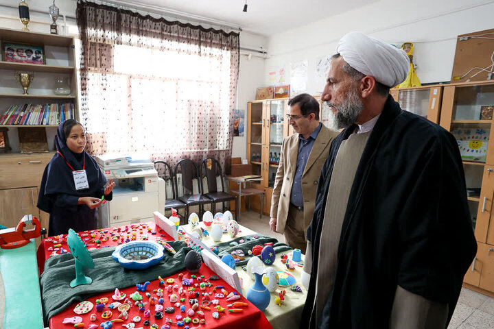 تصاویر /  حضور امام جمعه قزوین در دبیرستان متوسطه اول خانبان محله راه آهن