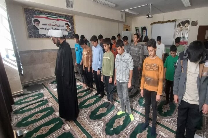 تصاویر/ برگزاری برنامه‌ تربیتی و آموزشی در دبیرستان صدرا شهرستان هرسین