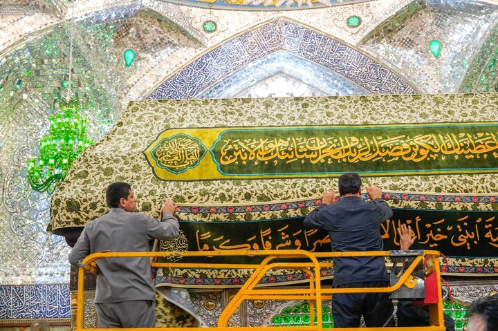 ضريح الإمام علي (عليه السلام) يتزيَّن بالأزهار ابتهاجًا بمولد السيدة فاطمة الزهراء (عليها السلام)