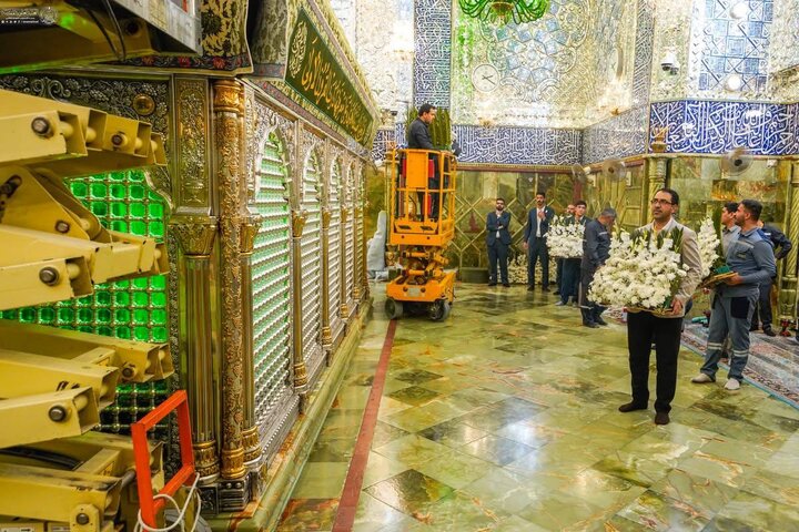 ضريح الإمام علي (عليه السلام) يتزيَّن بالأزهار ابتهاجًا بمولد السيدة فاطمة الزهراء (عليها السلام)