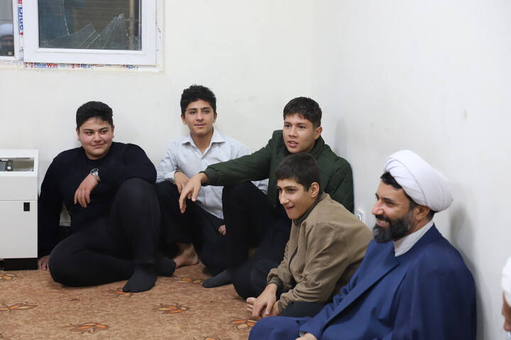 تصاویر/ نشست صمیمانه مدیر حوزه کردستان با طلاب مدرسه علمیه خاتم الانبیاء سنندج