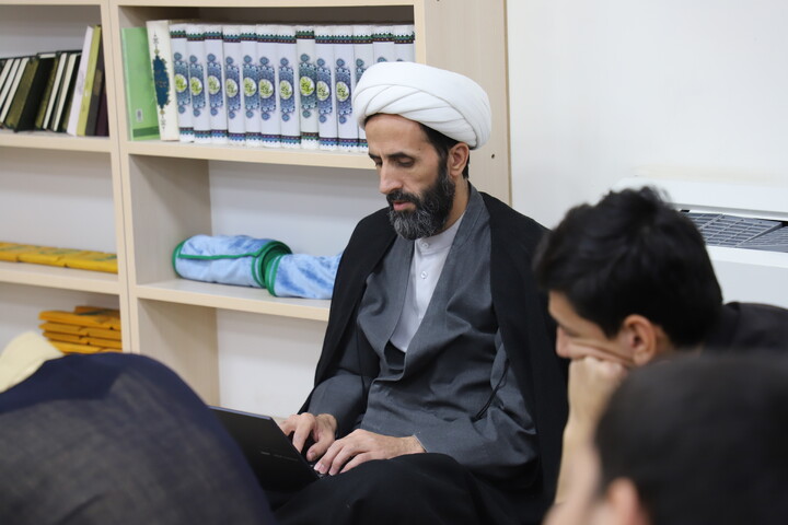 تصاویر/ نشست صمیمانه مدیر حوزه کردستان با طلاب مدرسه علمیه خاتم الانبیاء سنندج