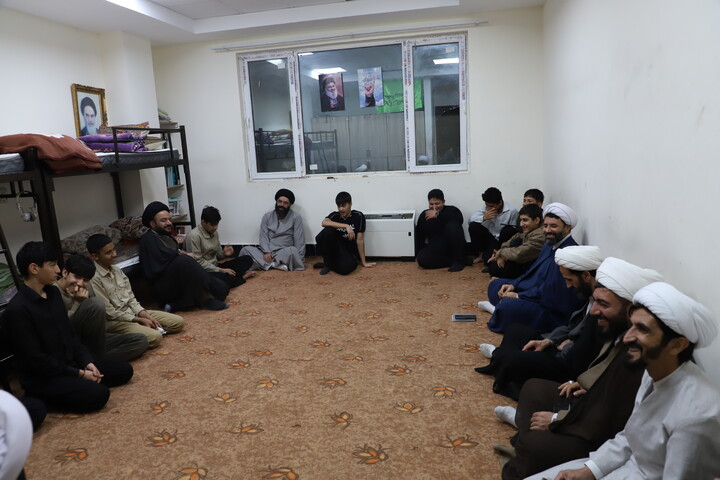 تصاویر/ نشست صمیمانه مدیر حوزه کردستان با طلاب مدرسه علمیه خاتم الانبیاء سنندج