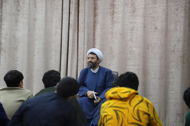 تصاویر/ نشست صمیمانه مدیر حوزه کردستان با طلاب مدرسه علمیه خاتم الانبیاء سنندج