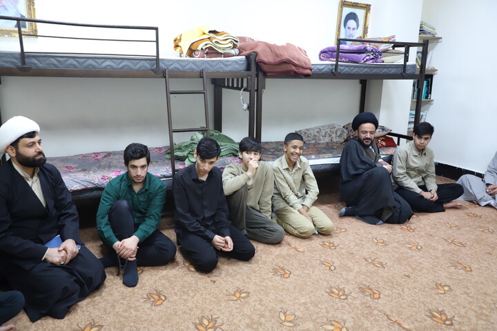 تصاویر/ نشست صمیمانه مدیر حوزه کردستان با طلاب مدرسه علمیه خاتم الانبیاء سنندج