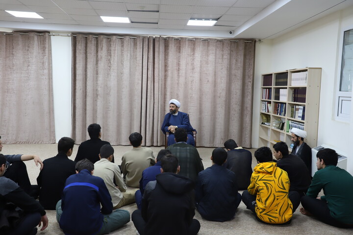 تصاویر/ نشست صمیمانه مدیر حوزه کردستان با طلاب مدرسه علمیه خاتم الانبیاء سنندج