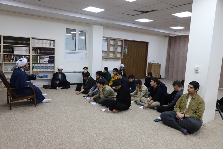 تصاویر/ نشست صمیمانه مدیر حوزه کردستان با طلاب مدرسه علمیه خاتم الانبیاء سنندج