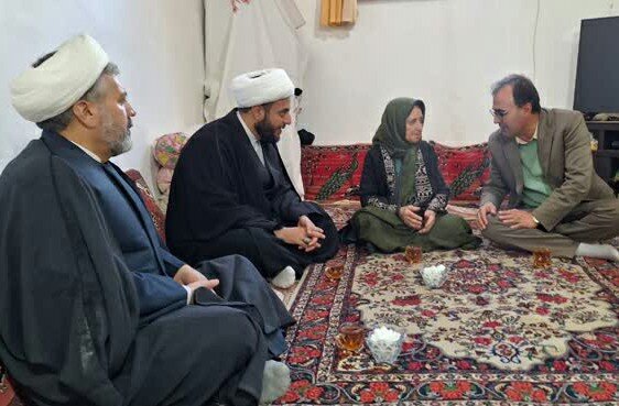 تصاویر/تکریم از مادر شهیدان «علی سواربدرلو» و « علی اوسط آخوندزاده»