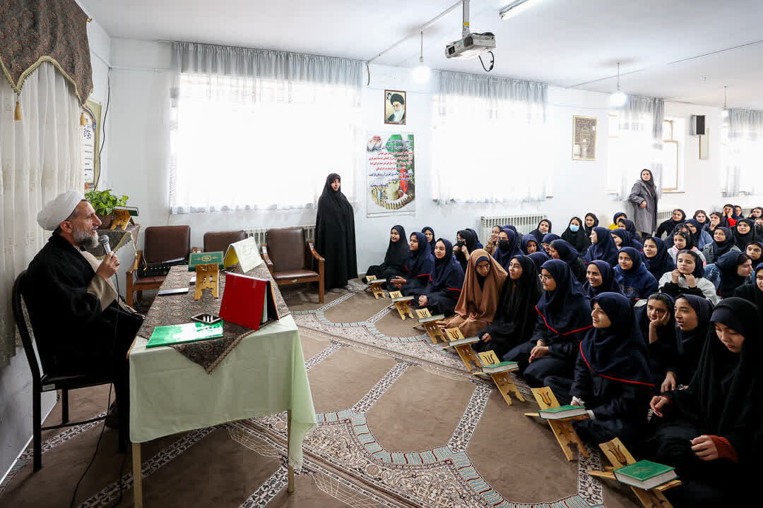 معلمی شغل انسان‌سازی و میراث انبیا است