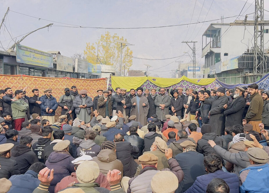 گلگت پاکستان؛ جبری لاپتہ نوجوان کی بازیابی کے لیے تین دن سے دھرنا جاری