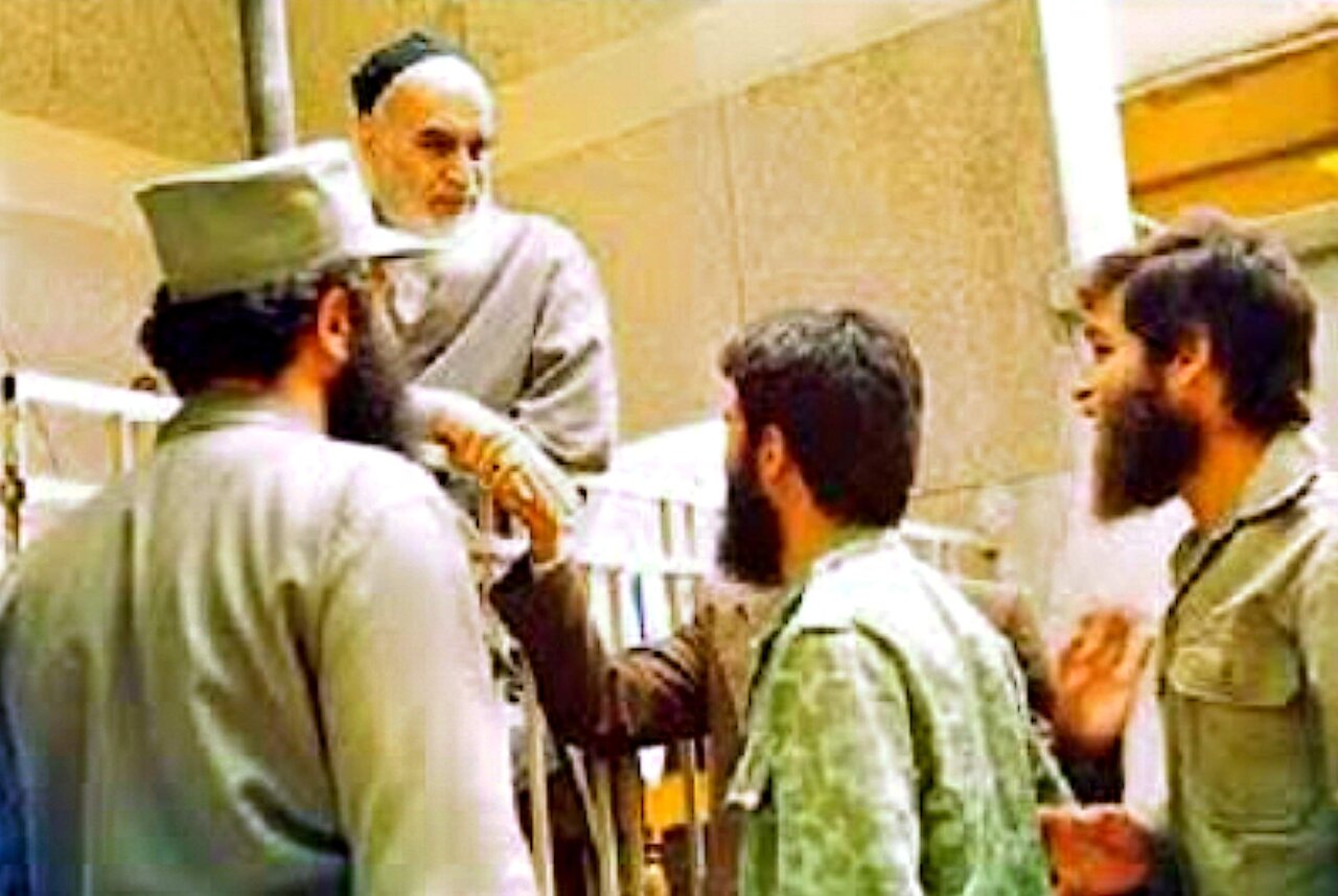 इमाम ख़ुमैनी र.ह.ने अपने जीवन के अंतिम दिनों में बसीज तुलबा के गठन का आदेश क्यों दिया?