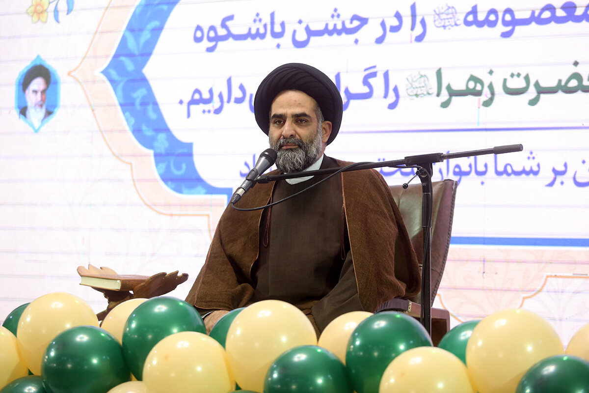 تکریم بانوان خادم و همسران خدام حرم حضرت معصومه (س)  + تصاویر