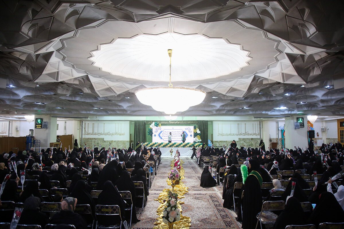 تکریم بانوان خادم و همسران خدام حرم حضرت معصومه (س)  + تصاویر