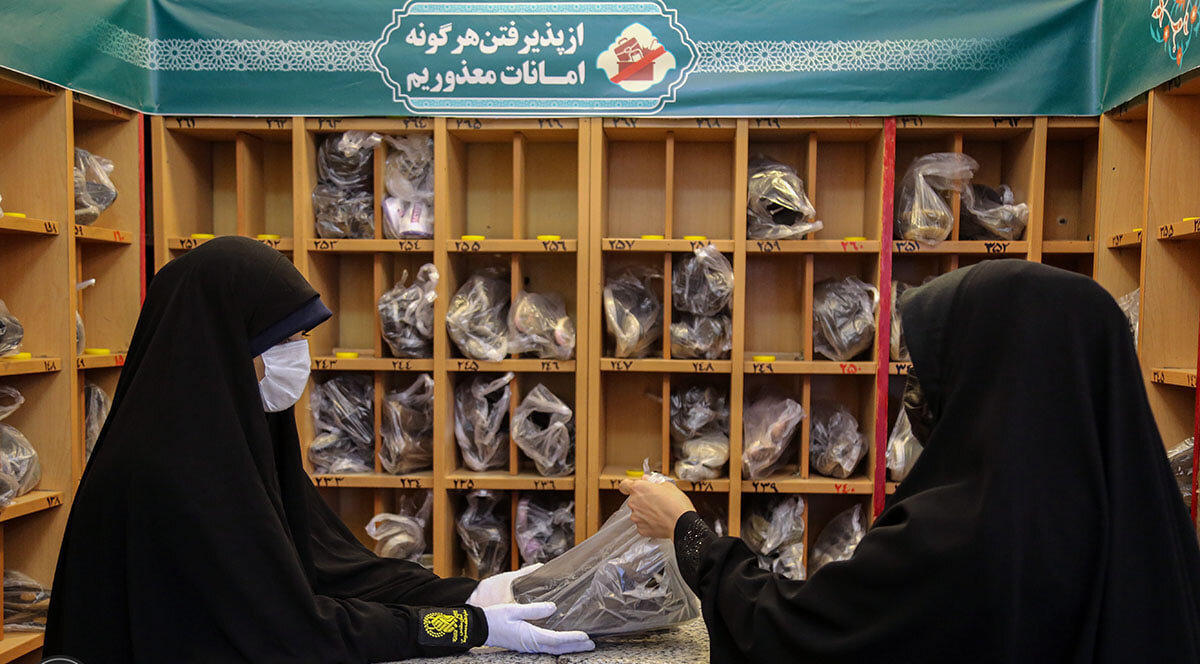 خادمان کفشداری حرم و شرافتی که در تواضع نهفته است