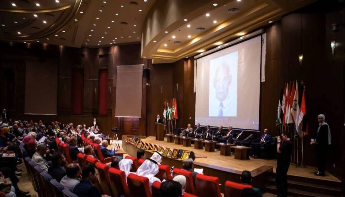 رئيس المجلس العربي للآثاريين العرب يتسلم من العتبة الحسينية موسوعة "توثيق إرهاب القاعدة وداعش في العراق"