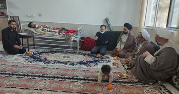 عیادت مدیر مدرسه علمیه آیت‌الله مدنی کاشانی(ره) از طلبه مصدوم