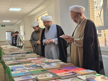 فیلم | نمایشگاه کتاب مدرسه علمیه ریحانه الرسول(س) یزد