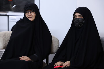 تصاویر/ تجلیل از شکوه مادری در دیدار با مادر شهیده معصومه کرباسی