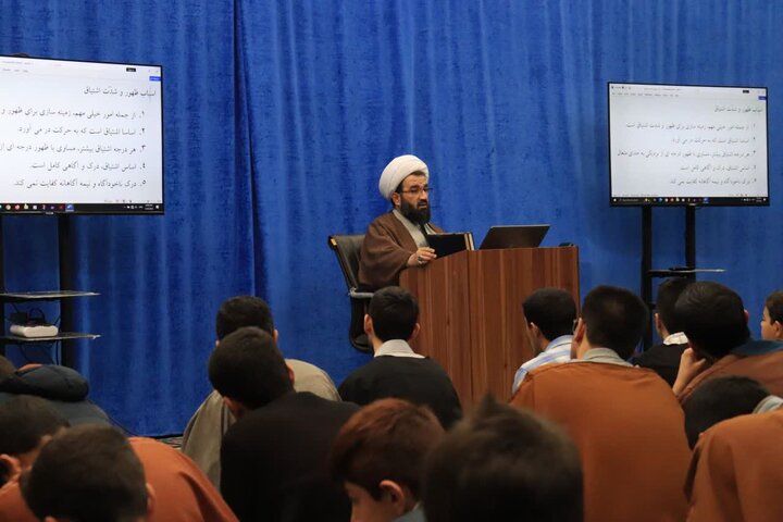 تصاویر/ درس اخلاق طلاب مدرسه علمیه امام خامنه ای ارومیه