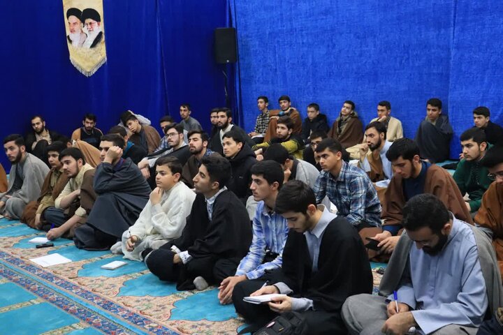 تصاویر/ درس اخلاق طلاب مدرسه علمیه امام خامنه ای ارومیه