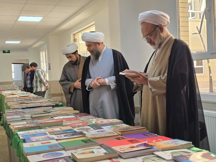 فیلم | نمایشگاه کتاب مدرسه علمیه ریحانه الرسول(س) یزد