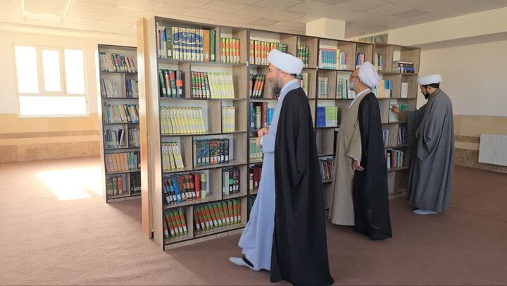 704 عنوان کتاب در قاب یک رویداد فرهنگی مدرسه علمیه ریحانه‌الرسول(س) یزد