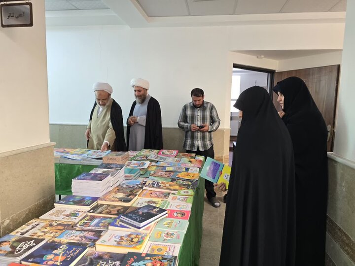 704 عنوان کتاب در قاب یک رویداد فرهنگی مدرسه علمیه ریحانه‌الرسول(س) یزد