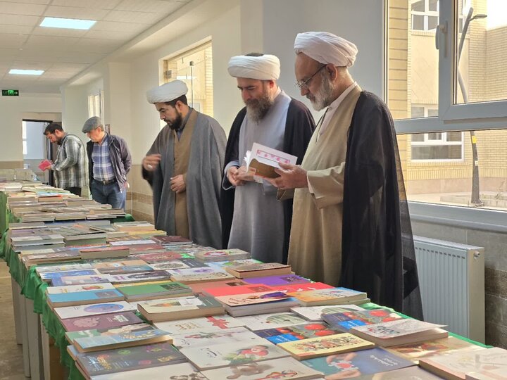 704 عنوان کتاب در قاب یک رویداد فرهنگی مدرسه علمیه ریحانه‌الرسول(س) یزد