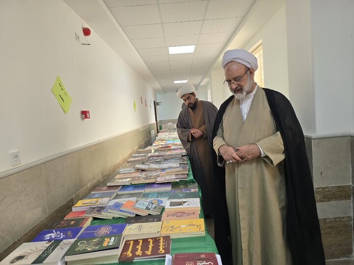 704 عنوان کتاب در قاب یک رویداد فرهنگی مدرسه علمیه ریحانه‌الرسول(س) یزد