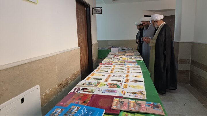 704 عنوان کتاب در قاب یک رویداد فرهنگی مدرسه علمیه ریحانه‌الرسول(س) یزد