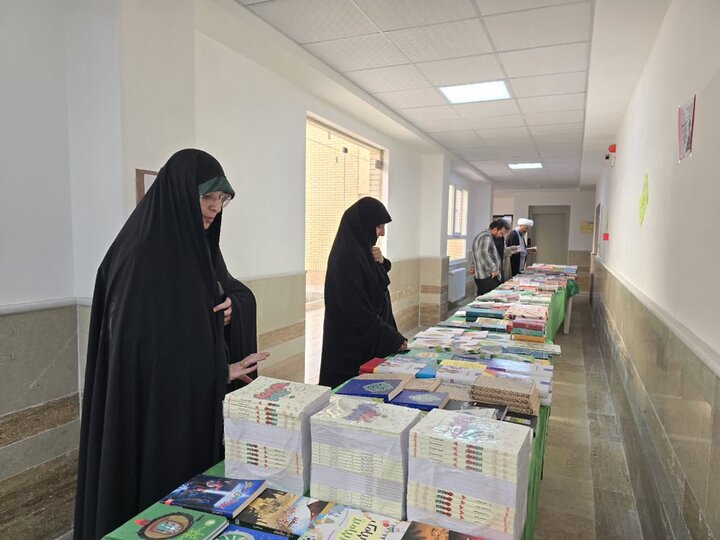 704 عنوان کتاب در قاب یک رویداد فرهنگی مدرسه علمیه ریحانه‌الرسول(س) یزد