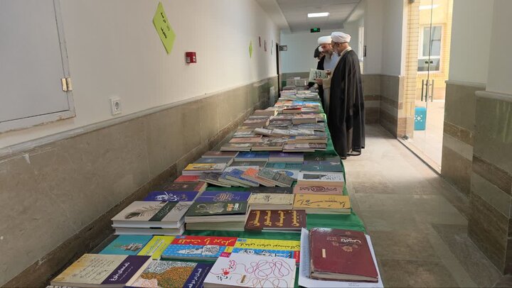 704 عنوان کتاب در قاب یک رویداد فرهنگی مدرسه علمیه ریحانه‌الرسول(س) یزد