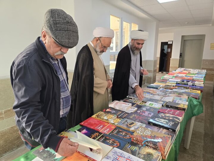 704 عنوان کتاب در قاب یک رویداد فرهنگی مدرسه علمیه ریحانه‌الرسول(س) یزد