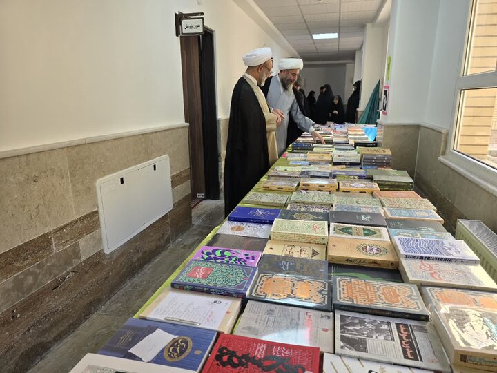 704 عنوان کتاب در قاب یک رویداد فرهنگی مدرسه علمیه ریحانه‌الرسول(س) یزد