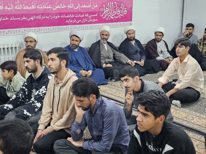 درس اخلاق حجت‌الاسلام والمسلمین پورذهبی در مدرسه علمیه امام صادق(ع) بیجار