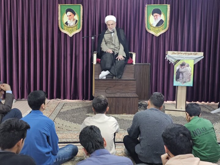 درس اخلاق حجت‌الاسلام والمسلمین پورذهبی در مدرسه علمیه امام صادق(ع) بیجار