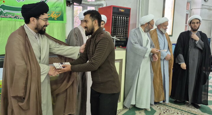 تصاویر/ تجلیل نفرات برتر مسابقه کتابخوانی مدرسه علمیه آیت‌الله مدنی کاشانی(ره)