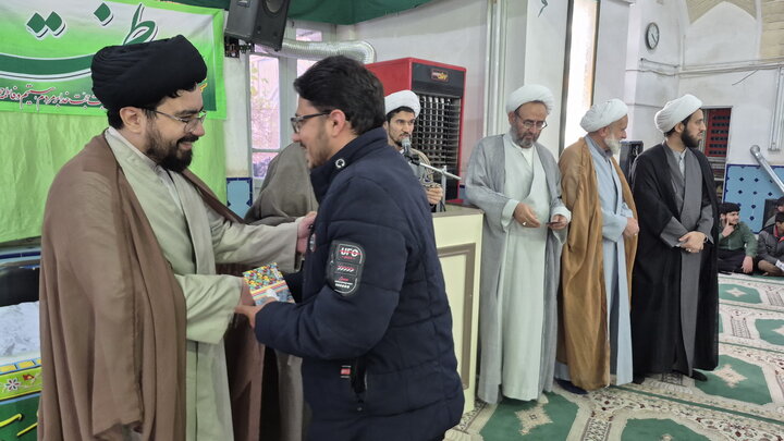تصاویر/ تجلیل نفرات برتر مسابقه کتابخوانی مدرسه علمیه آیت‌الله مدنی کاشانی(ره)