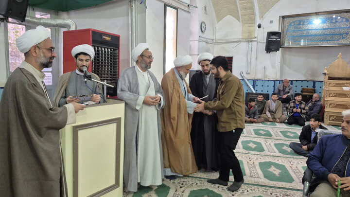 تصاویر/ تجلیل نفرات برتر مسابقه کتابخوانی مدرسه علمیه آیت‌الله مدنی کاشانی(ره)