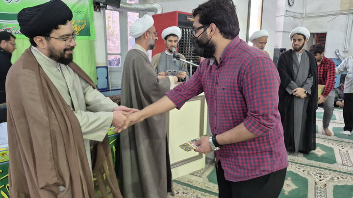 تصاویر/ تجلیل نفرات برتر مسابقه کتابخوانی مدرسه علمیه آیت‌الله مدنی کاشانی(ره)