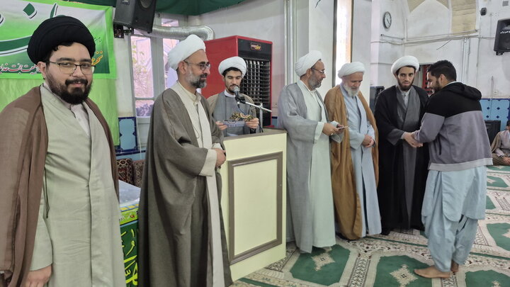 تصاویر/ تجلیل نفرات برتر مسابقه کتابخوانی مدرسه علمیه آیت‌الله مدنی کاشانی(ره)