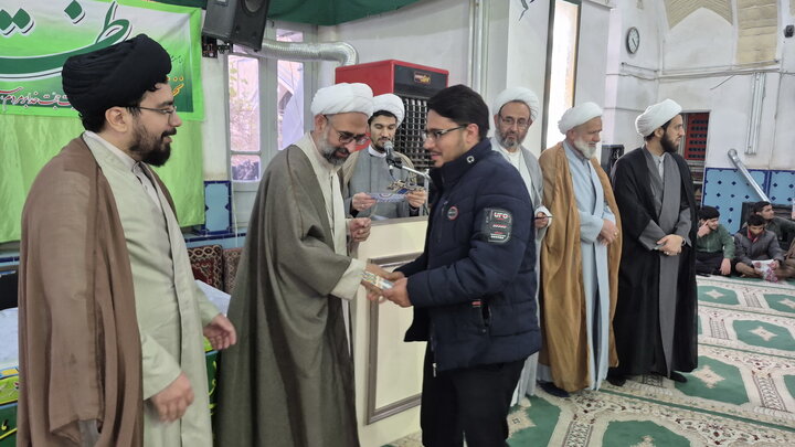 تصاویر/ تجلیل نفرات برتر مسابقه کتابخوانی مدرسه علمیه آیت‌الله مدنی کاشانی(ره)