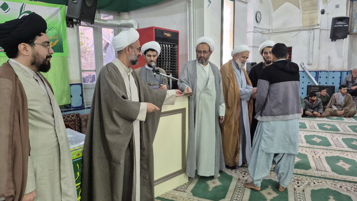 تصاویر/ تجلیل نفرات برتر مسابقه کتابخوانی مدرسه علمیه آیت‌الله مدنی کاشانی(ره)