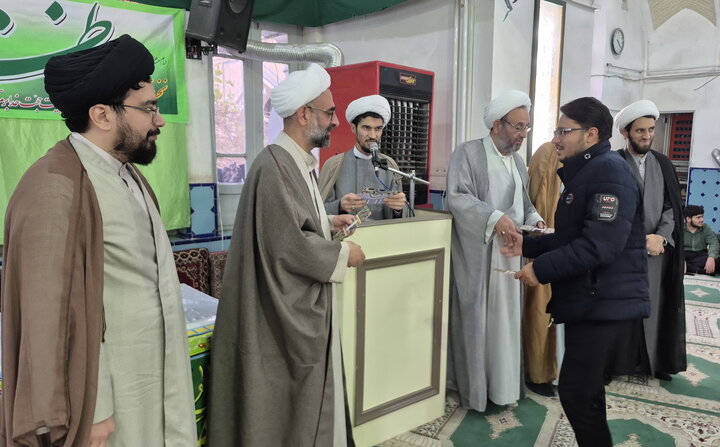 تصاویر/ تجلیل نفرات برتر مسابقه کتابخوانی مدرسه علمیه آیت‌الله مدنی کاشانی(ره)