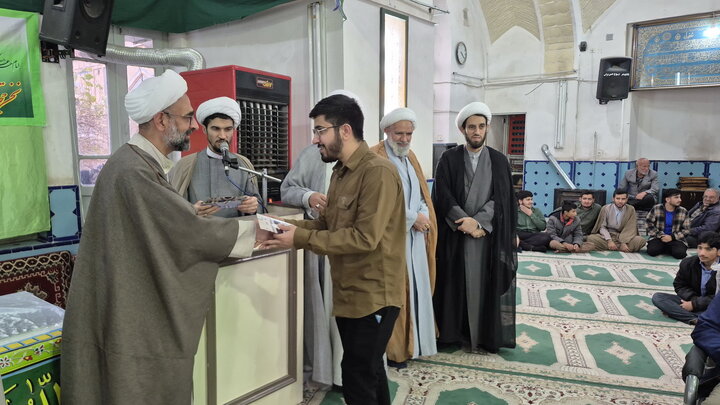 تصاویر/ تجلیل نفرات برتر مسابقه کتابخوانی مدرسه علمیه آیت‌الله مدنی کاشانی(ره)