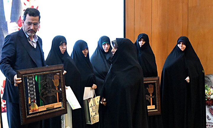 تصاویر/ تجلیل از خادمه‌های حرم حضرت عبدالعظیم حسنی(ع)