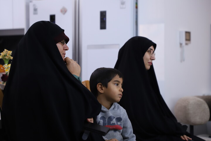 تصاویر/ تجلیل از شکوه مادری در دیدار با مادر شهیده معصومه کرباسی