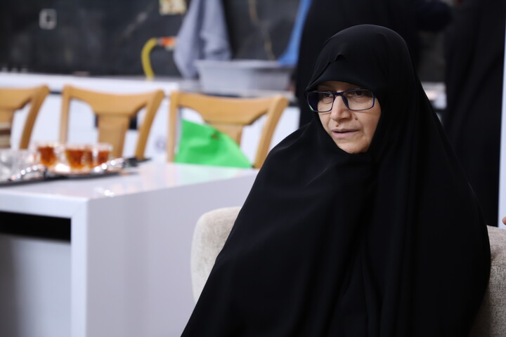 تصاویر/ تجلیل از شکوه مادری در دیدار با مادر شهیده معصومه کرباسی