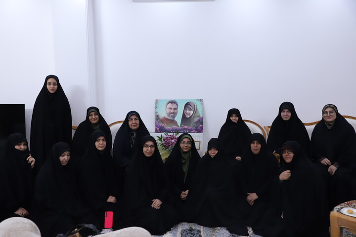 تصاویر/ تجلیل از شکوه مادری در دیدار با مادر شهیده معصومه کرباسی